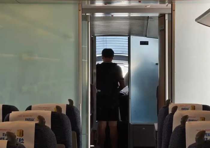 在高铁上，听到两个老外聊中国，说中国真是最安静、最干净的国家
