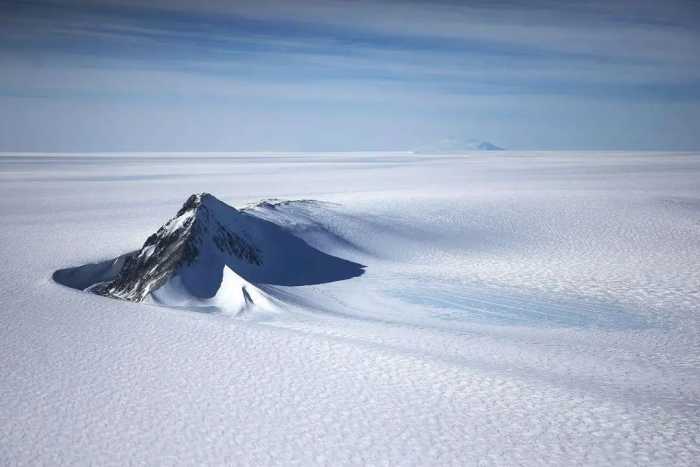 南极洲气候特征：极地气候广泛分布，表现为酷寒、大风和降水稀少